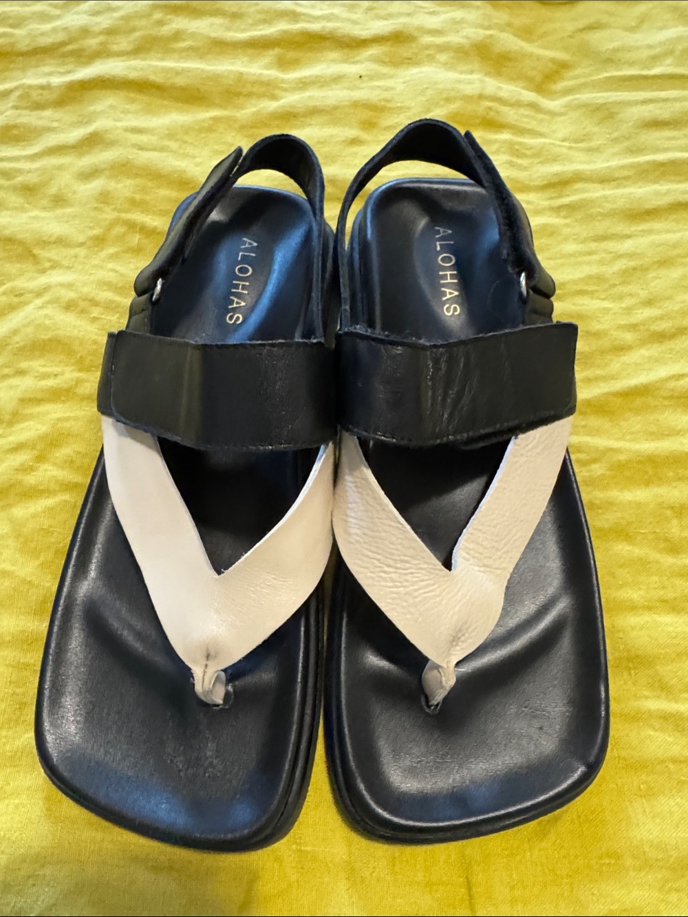 ALOHAS Two-Tone Leather Thong Sandals — Black & Cream